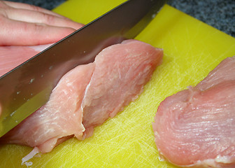 Image showing Frisches Fleisch schneiden