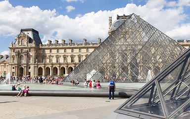 Image showing PARIS - JULY 28, 2013. Tourists enjoy the weather at the Louvre 