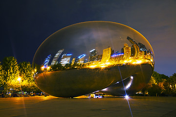 Image showing Cloud Gate sculpture in Millenium Park