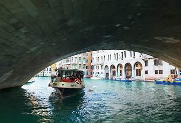 Image showing Vaporetto with tourists under Rialto Bridge (Ponte Di Rialto)