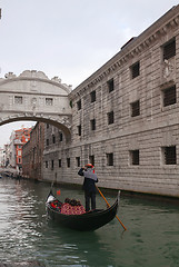 Image showing Gondolier under the Bridge of Sighs