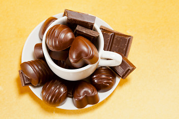 Image showing Cup full with chocolate candies