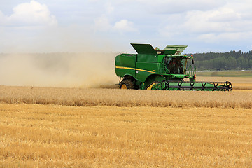 Image showing John Deere Combine s670i Harvesting Barley