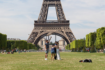 Image showing PARIS - JULY 27: Newly wed couple at the Eiffel Tower on July 27