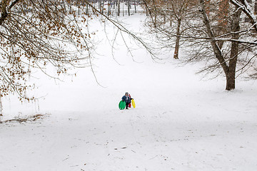 Image showing children climb the mountain in winter time 