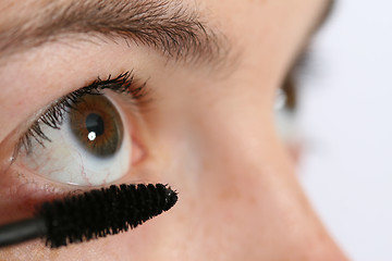 Image showing Applying mascara