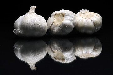 Image showing 3 garlics