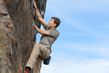 Image showing man bouldering