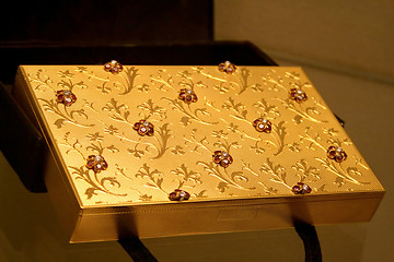 Image showing Gold box