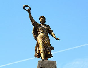 Image showing Monument girl with a ring in his hand