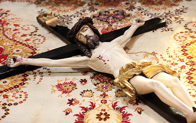 Image showing The crucifix in front of God's tomb, was exhibited on Holy Saturday and prepared for veneration in the Zagreb Cathedral