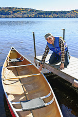 Image showing Man with canoe