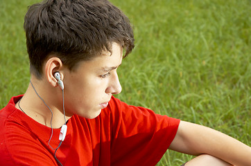 Image showing teens listen to mp3 player