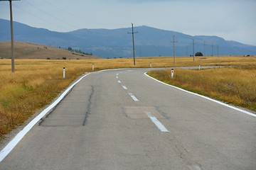 Image showing road through the green field