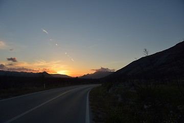 Image showing road through the green field