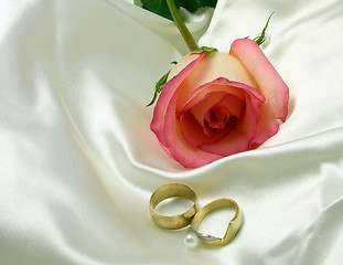 Image showing rings satin and a rose