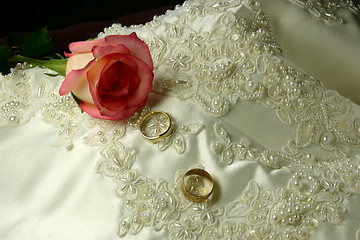 Image showing rings satin and a rose