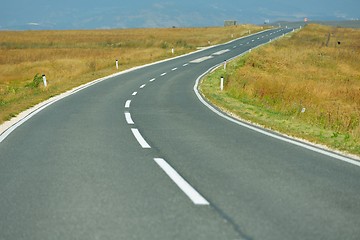 Image showing road through the green field