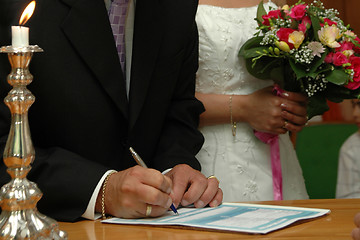 Image showing Groom is signing