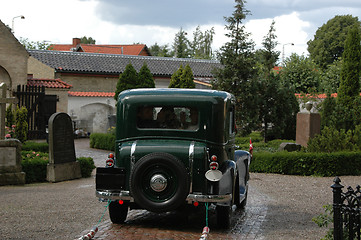 Image showing Old wedding car