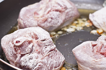 Image showing floured osso buco in pan