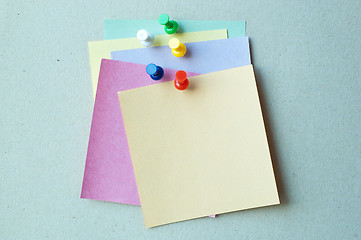 Image showing color pins with color note paper