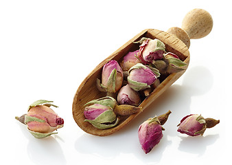 Image showing wooden scoop with rose buds tea