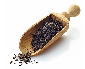 Image showing wooden scoop with black tea