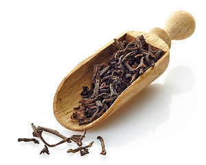 Image showing wooden scoop with black tea Shu Puerh 