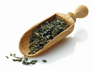 Image showing wooden scoop with green tea camellia sinensis