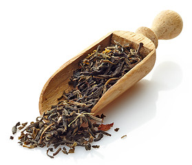 Image showing wooden scoop with green tea Osmantus