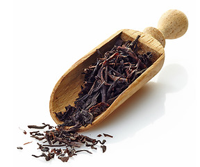 Image showing wooden scoop with black Ceylon tea