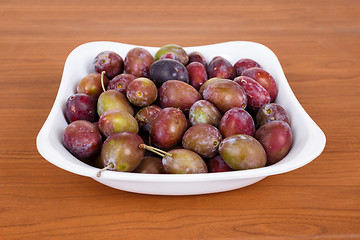 Image showing Acid purple and green Plums (Blackthorns)in bowl