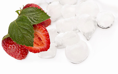 Image showing Ice cubes, mint sheets, strawberry