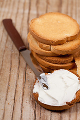 Image showing snack crackers with cream cheese 