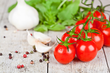 Image showing fresh tomatoes, rucola, garlic and peppercorns 