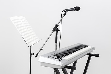 Image showing Electric piano, microphone and music stand