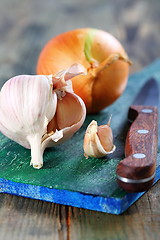 Image showing Garlic and onions on a cutting board.