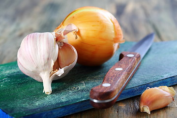 Image showing Onions, garlic and a knife.