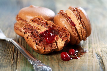 Image showing Macaroons with chocolate-berry filling.