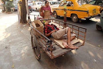 Image showing Homeless people sleeping on the footpath of Kolkata