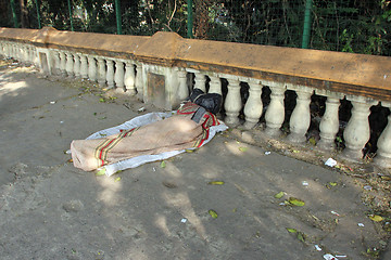 Image showing Homeless people sleeping on the footpath of Kolkata