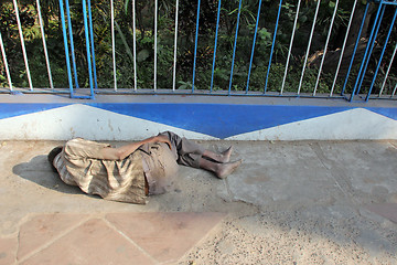 Image showing Homeless people sleeping on the footpath of Kolkata