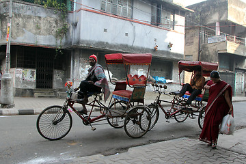 Image showing Rickshaw man waits for the customers on the streets of Kolkata