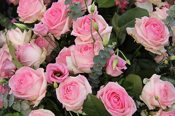 Image showing Pink wedding centerpiece: roses and eustoma