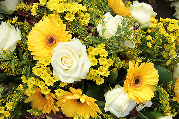 Image showing White roses and yellow gerberas