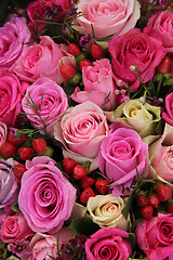 Image showing Pink and purple roses in a wedding centerpiece