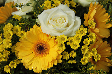 Image showing White roses and yellow gerberas