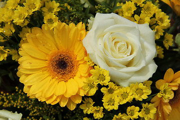 Image showing White roses and yellow gerberas