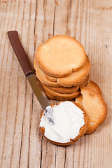 Image showing snack crackers with cream cheese 